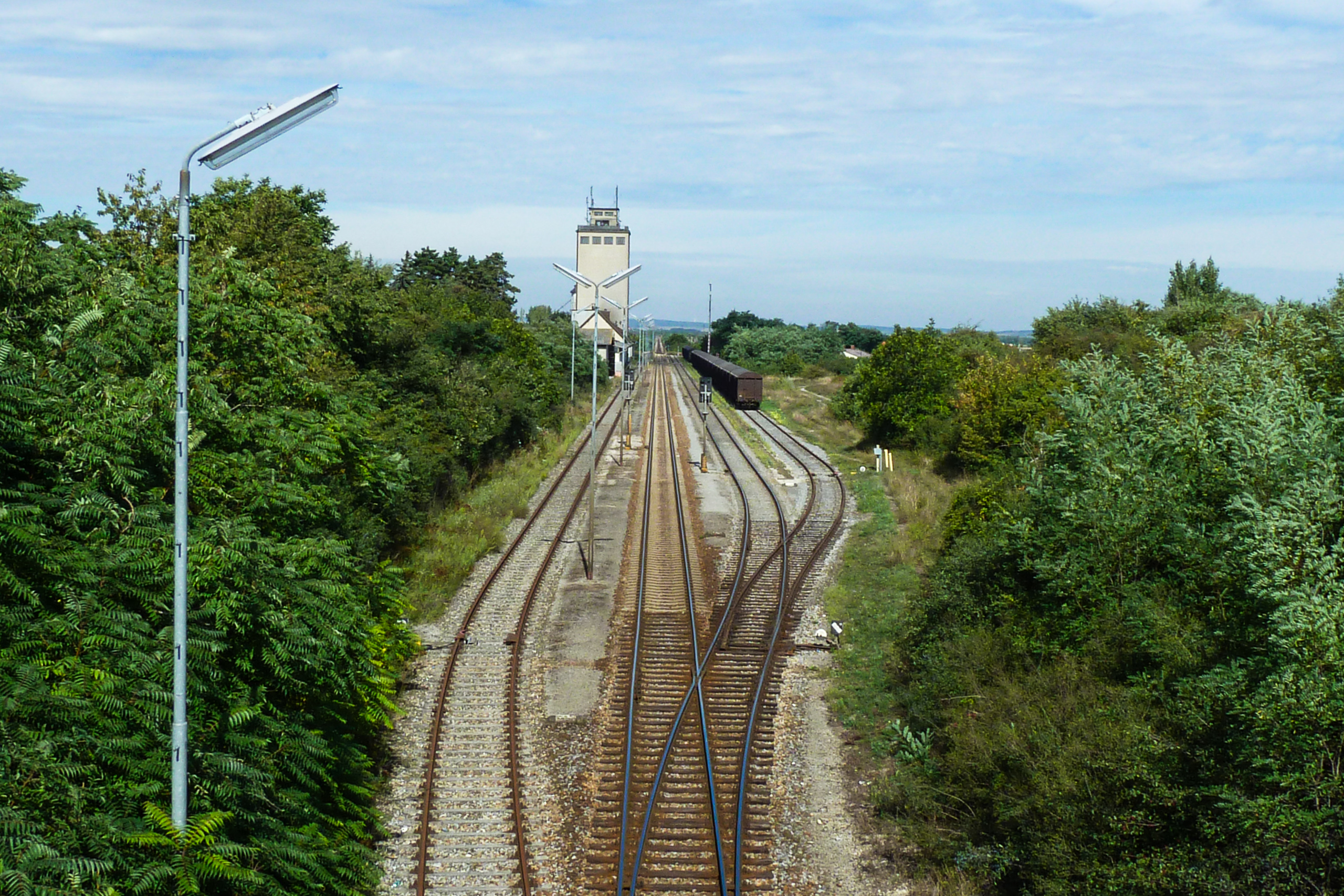 Bahnhof mit Getreidesilo und Güterwaggon